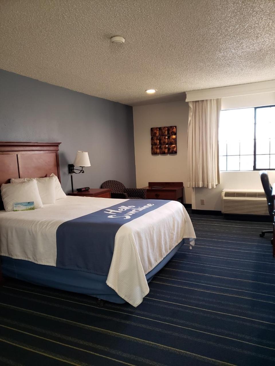 Queen Room - Disability Access - Non-Smoking