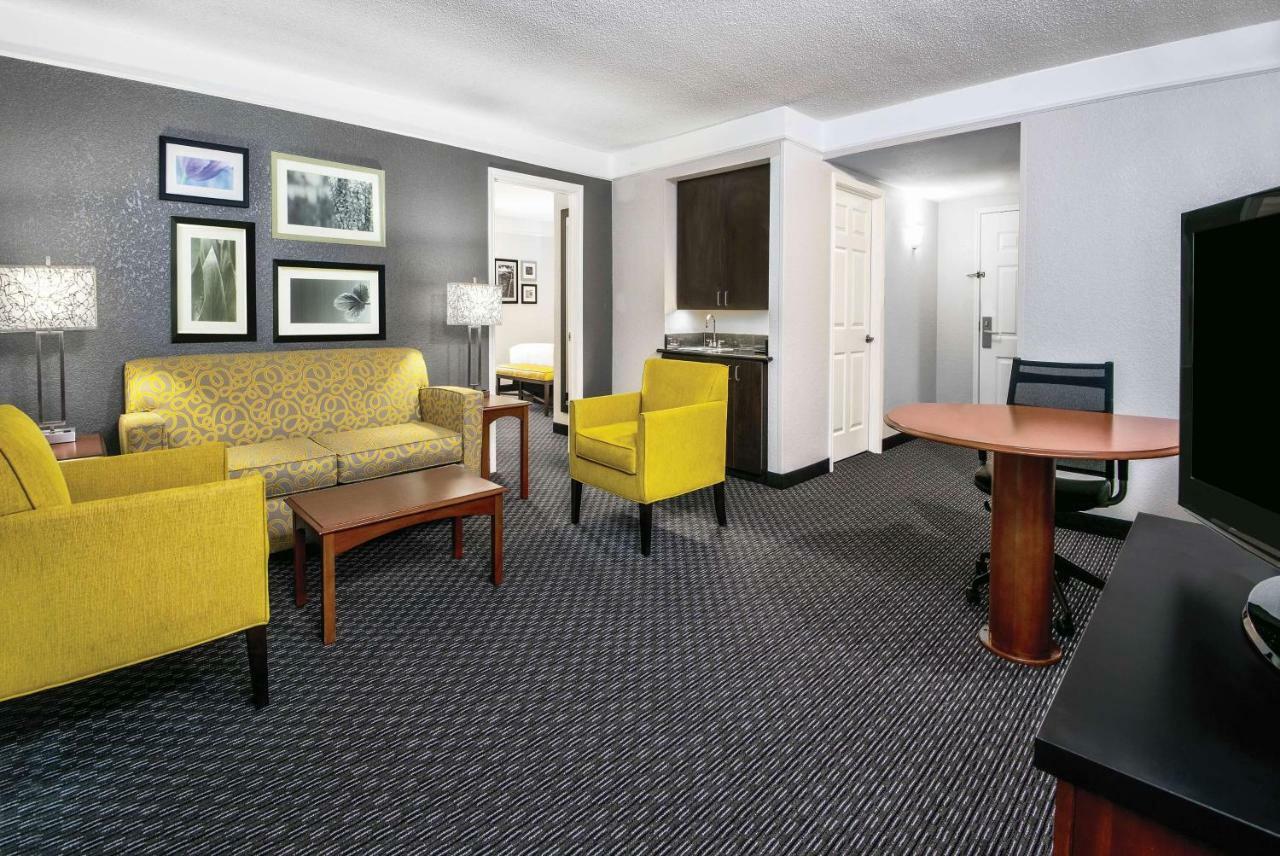 Deluxe King Suite - Non-Smoking