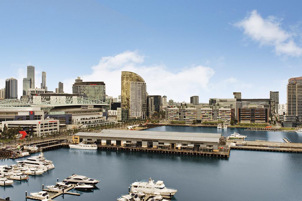 NewQuay Three-Bedroom Apartment with Harbor View
