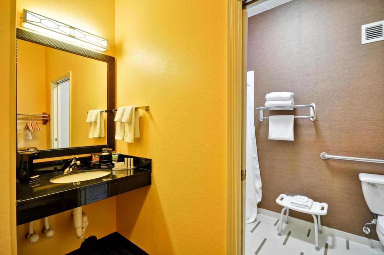 King Room with Bathtub - Mobility Access/Hearing Accessible