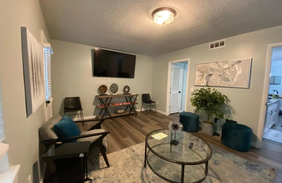Hhi Homes- Newly Renovated Cozy Modern Pet-Friendly Villa-Ideal Location-1