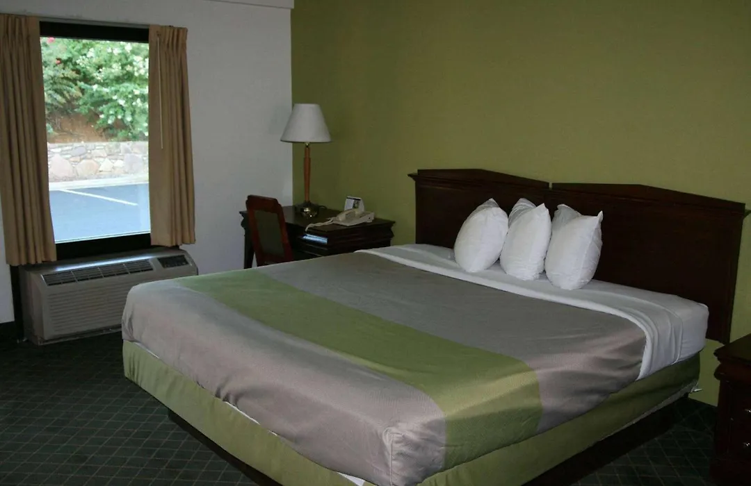 Travelodge By Wyndham Roanoke-1
