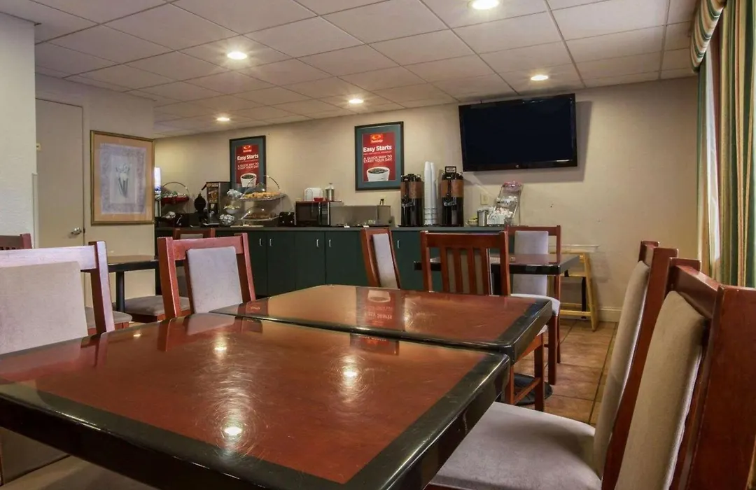 Econo Lodge Inn & Suites Columbus Near Fort Benning-1