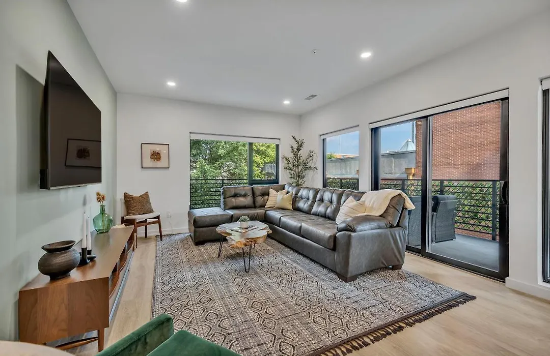 Huge Downtown Corner Unit- Pool-Gym-Walk 2 Broadway-1