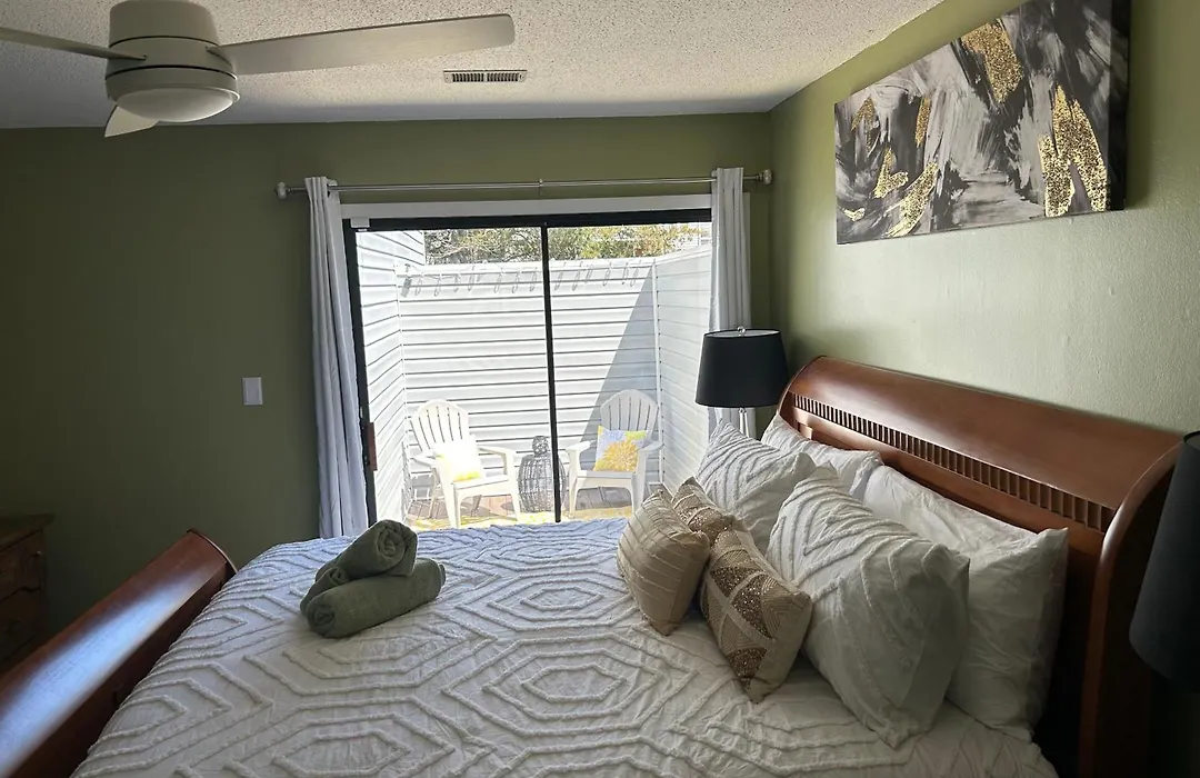 Cozy Home, 10 Minutes Away From Downtown-1