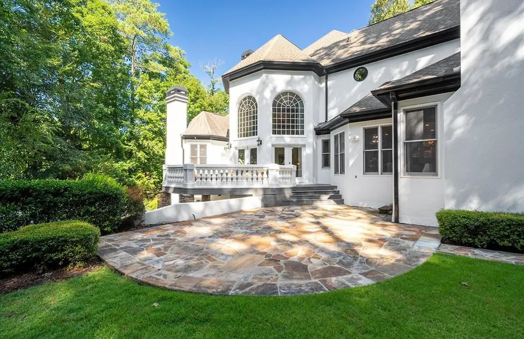 11580Sqft Large Home By Airport-1