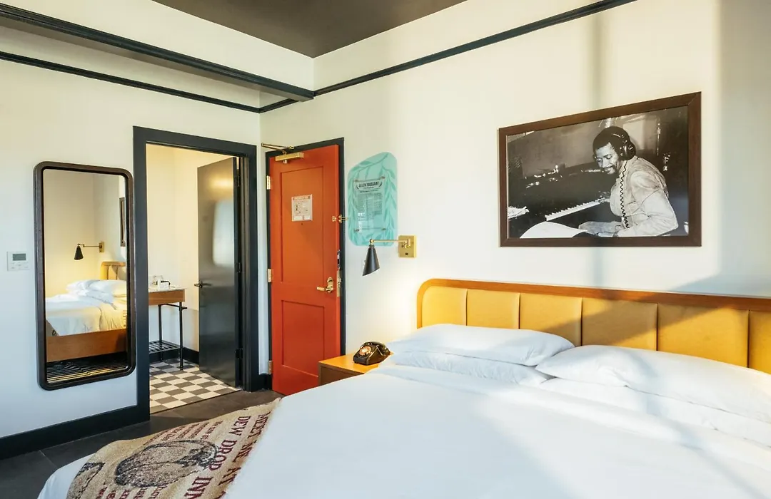 Dew Drop Inn Hotel & Lounge-1