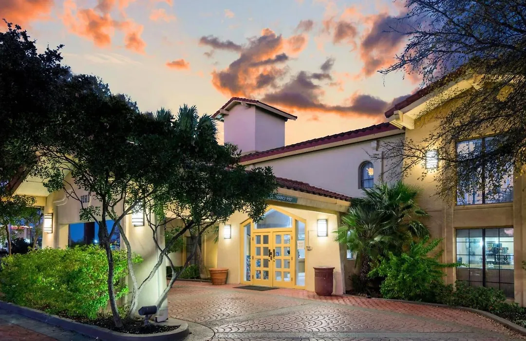 Coratel Inn & Suites By Jasper Wonderland-1