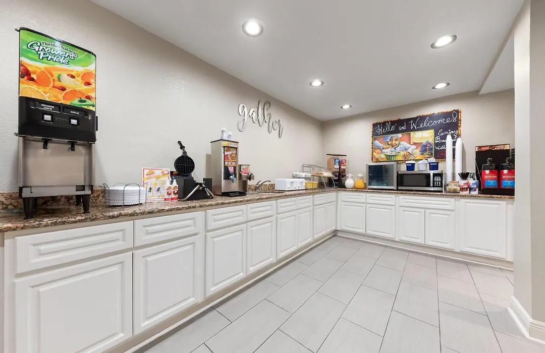 Super 8 By Wyndham New Orleans-1