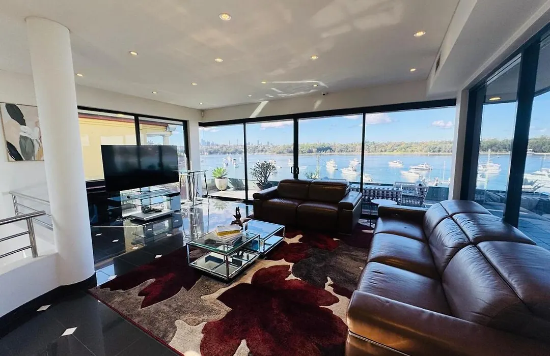 Luxury 6Beds Waterfront Retreat-1