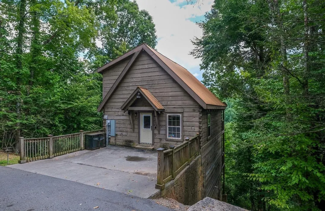 Gatlinburg Secret Splash - Private Indoor Pool, Outdoor Hot Tub, Jetted Tub + Game Room-1