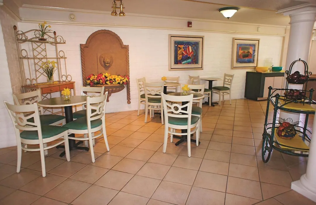 La Quinta Inn By Wyndham Bakersfield South-1