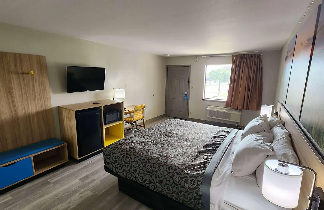 Days Inn Windcrest By Wyndham San Antonio-1