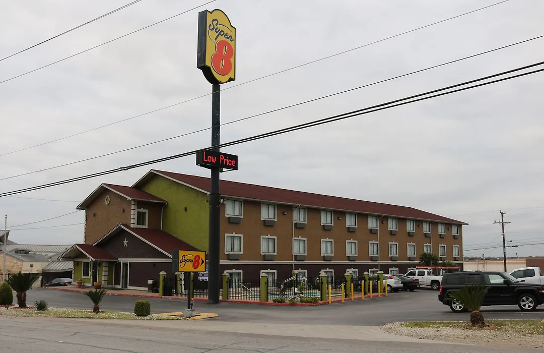 Super 8 By Wyndham San Antonio/I-35 North-1