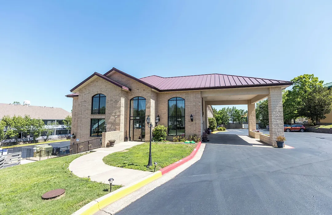 Super 8 By Wyndham Branson Andy Williams Theatre-1