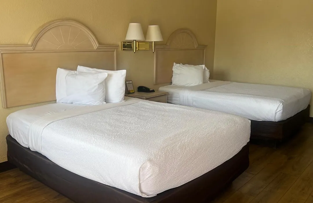 Hole Inn The Wall Hotel - Fort Walton Beach - Sunset Plaza - Nearby Beaches & Hurlburt-1