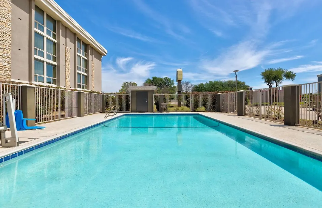 La Quinta By Wyndham Dallas I-35 Walnut Hill Ln-1