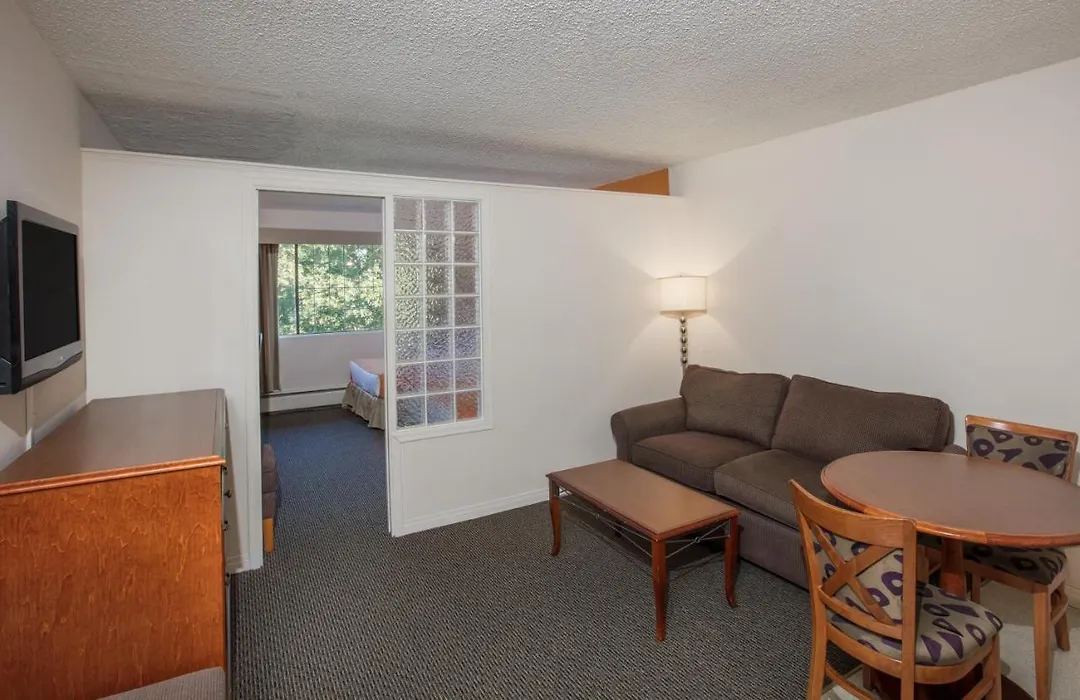 Howard Johnson Hotel By Wyndham Victoria-1