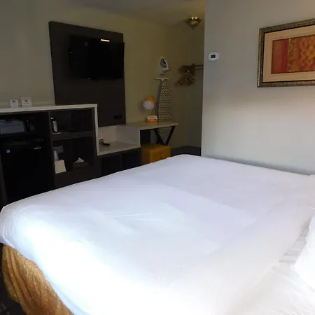 Days Inn & Suites By Wyndham Downtown Gatlinburg Parkway-2