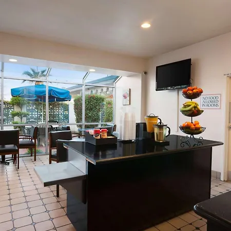 Travelodge By Wyndham Bakersfield-3