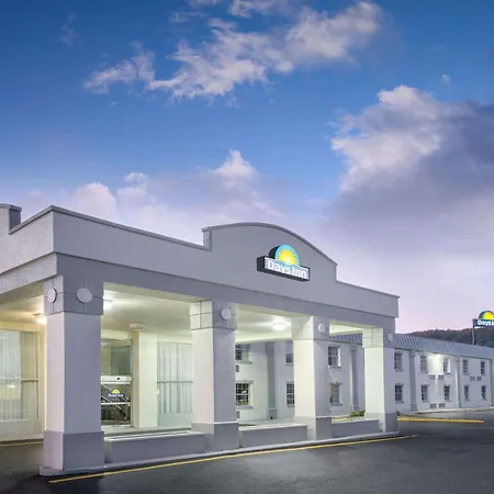 Days Inn By Wyndham Roanoke Hollins Near I-81-2