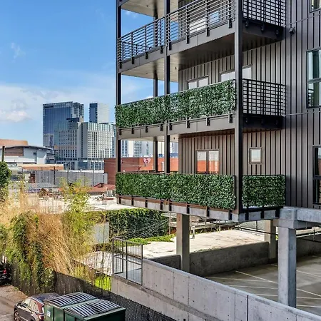 Huge Downtown Corner Unit- Pool-Gym-Walk 2 Broadway-3