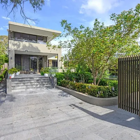 Putney Brand New Luxury House Pool & Waterview-3