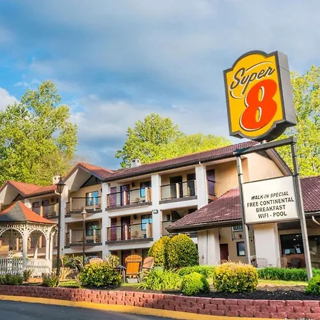 Super 8 By Wyndham Downtown Gatlinburg At Convention Center-3
