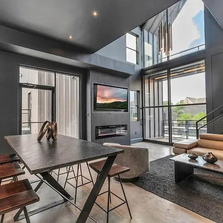 Poolside Loft: Great For Events-3