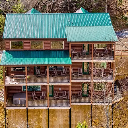 Gritz Carlton Lodge, 2 Large Cabins, 2 Pools, 2 Theater Rooms, 2 Game Rooms, Amazing Mtn Views-3