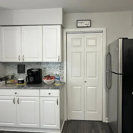 Cozy Home, 10 Minutes Away From Downtown-3