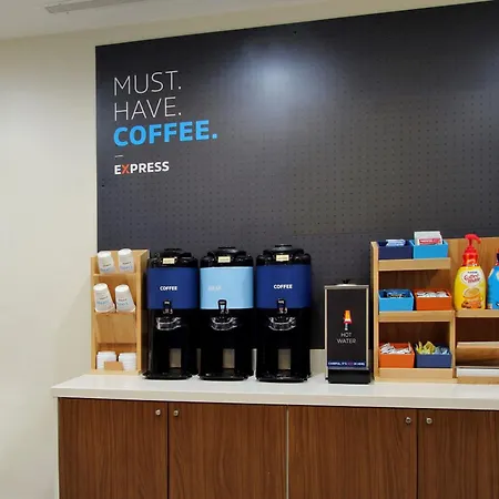 Holiday Inn Express & Suites Toronto Airport South By Ihg-2