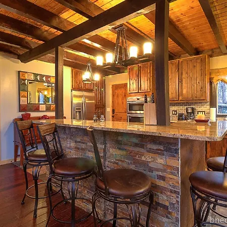 Bear Necessities, Luxury 5Bd Mtn Views, Hot Tub, Many Bear Sightings-3