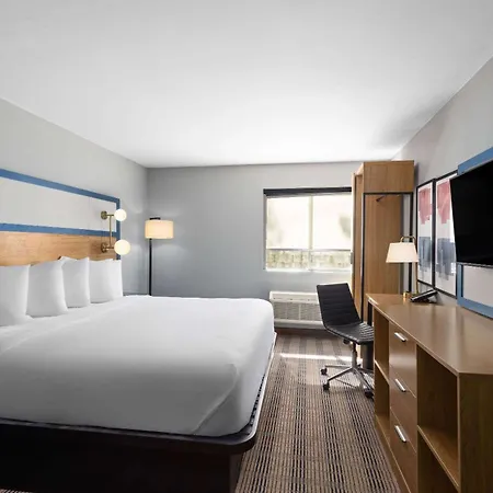 The Inn & Suites Omaha Near Zoo-2
