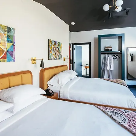 Dew Drop Inn Hotel & Lounge-3