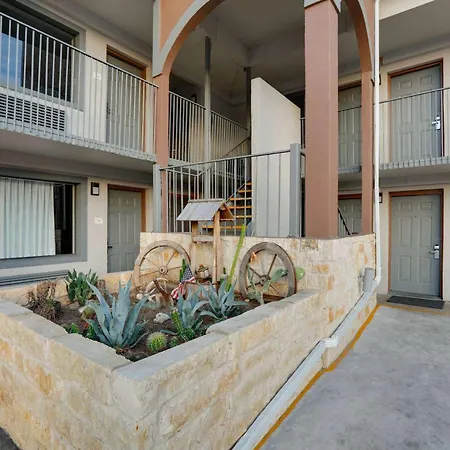 Super 8 By Wyndham San Antonio Pearl District Downtown-3