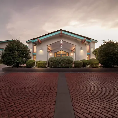 Howard Johnson By Wyndham Columbus Fort Benning-2