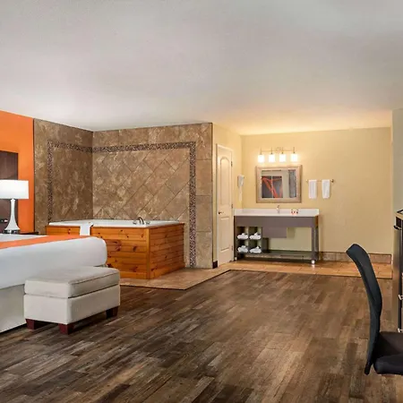 Howard Johnson By Wyndham Pigeon Forge-3