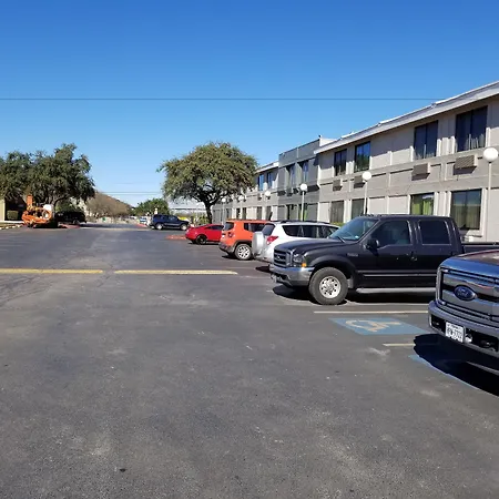 Travelodge By Wyndham San Antonio Downtown Northeast-2