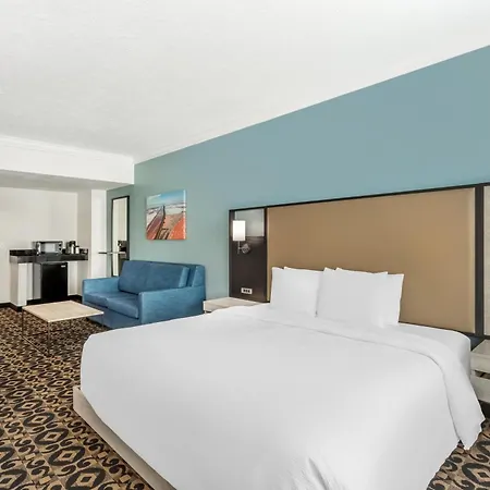 Best Western Plus Airport Inn & Suites-3
