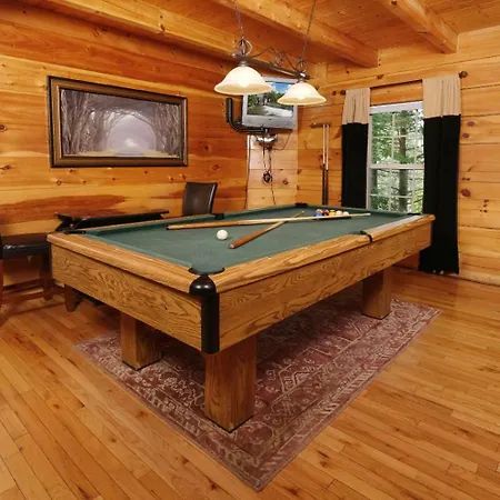 Gatlinburg Secret Splash - Private Indoor Pool, Outdoor Hot Tub, Jetted Tub + Game Room-2