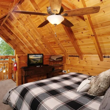 Gatlinburg Secret Splash - Private Indoor Pool, Outdoor Hot Tub, Jetted Tub + Game Room-3
