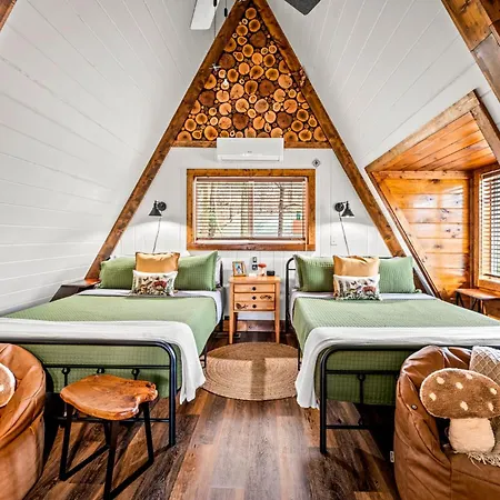 High Bear Activity, Handicap Ramp, Hot Tub, Fire Table, Game Room, Family Cabin-2