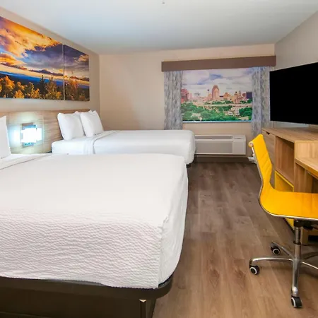 Days Inn & Suites By Wyndham San Antonio North/Stone Oak-2