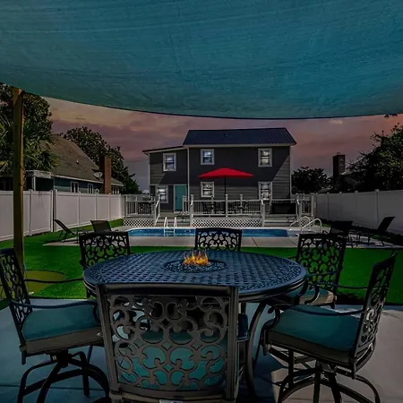 Immaculate Home With Putting Green And Private Pool! Pet Friendly 6 Bedroom- 4 Bath Duplex A&B-3