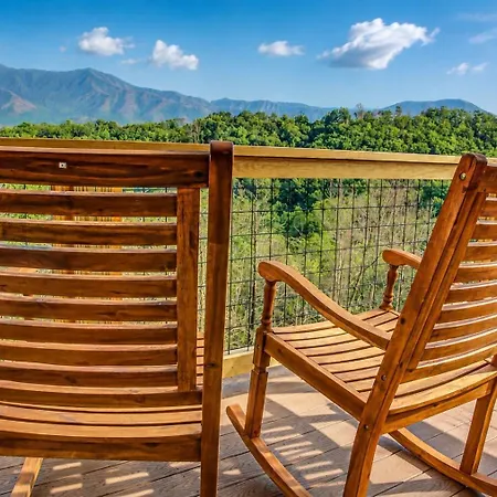 Majestic View Lodge, Amazing Views, Hot Tub, 560 Free Tickets Each Paid Day!!!-3