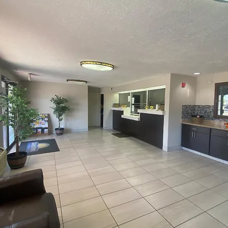 Days Inn & Suites By Wyndham Albuquerque West-2