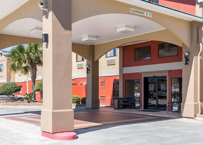 Econo Lodge Inn & Suites East Houston I-10