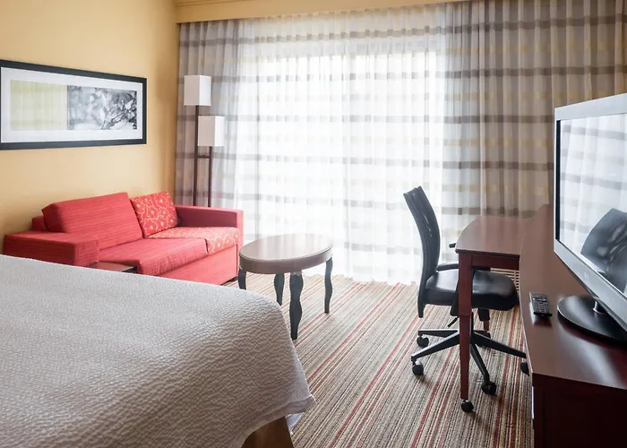 Courtyard By Marriott Indianapolis Airport Hotel