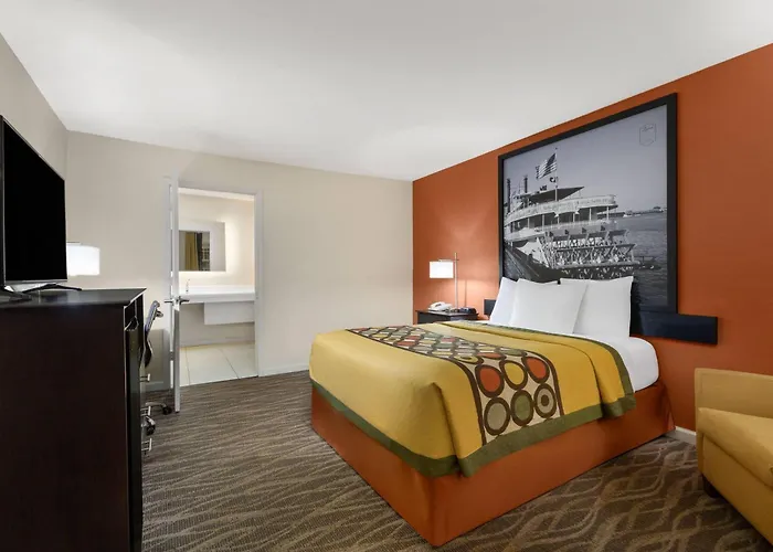Super 8 By Wyndham New Orleans Hotel